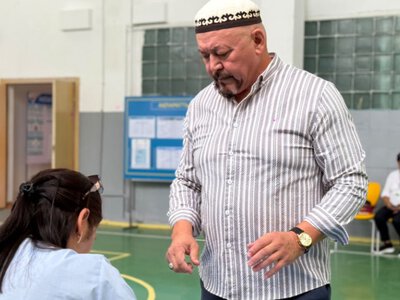  Актер Болат Абдильманов проголосовал на выборах депутатов Курултая 