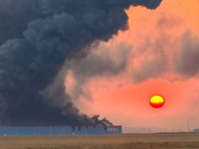 Дым виден за 12 километров: в Дагестане после атаки горит склад Ozon