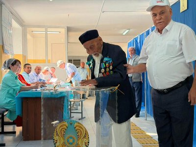 КУРЫЛТАЙ: В САЙРАМСКОМ РАЙОНЕ ПРОГОЛОСОВАЛ 100-ЛЕТНИЙ ВЕТЕРАН ВЕЛИКОЙ ОТЕЧЕСТВЕННОЙ ВОЙНЫ