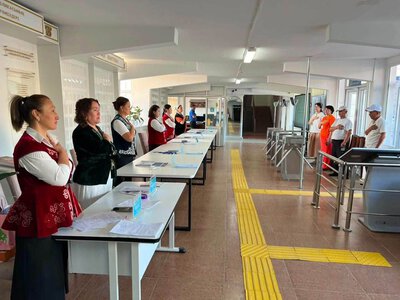 КУРЫЛТАЙ: В ТУРКЕСТАНСКОЙ ОБЛАСТИ ЧЛЕНЫ КОМИССИЙ ВСТРЕЧАЮТ ИЗБИРАТЕЛЕЙ В НАЦИОНАЛЬНЫХ НАРЯДАХ