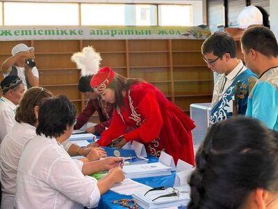 КУРЫЛТАЙ: В КЕЛЕССКОМ РАЙОНЕ ИЗБИРАТЕЛЕЙ ВСТРЕТИЛИ АРТИСТЫ В НАЦИОНАЛЬНЫХ КОСТЮМАХ