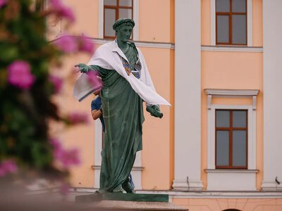 В Одессе Дюка снова нарядили в вышиванку ко Дню Независимости Украины