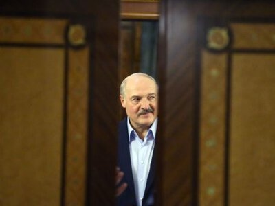 Посланец Трампа ведет переговоры с Лукашенко с помощью шуток и водки, — NYT