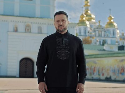 Особый орнамент: Зеленский поздравил украинцев с Днем Независимости в необычной вышиванке