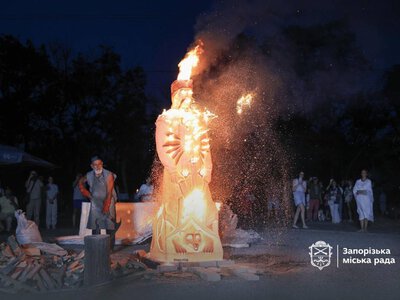 На Хортиці відкрили вогняну скульптуру «Козак-характерник»