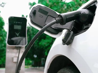 Дорогое горючее и субсидии: продажи электромобилей в Европе стремительно растут