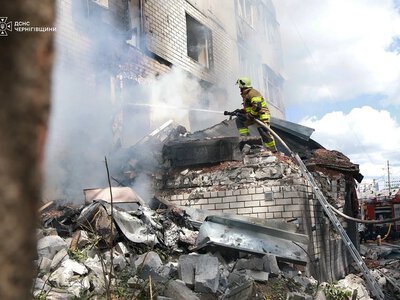 В центре Чернигова беспилотник ударил по девятиэтажке: много пострадавших (фото)