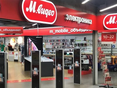 Крупнейший в России ритейлер электроники закрывает сотни магазинов и прекращает выплаты продавцам