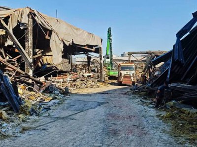 В Кривом Роге спасатели уже четвертые сутки расчищают завалы разрушенного ТЦ: ищут ещё троих человек