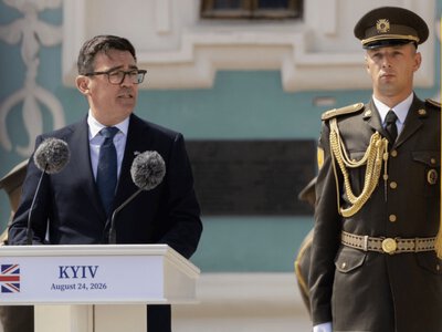 Гитара вместо протокола: Энди Бернем сыграл для военных