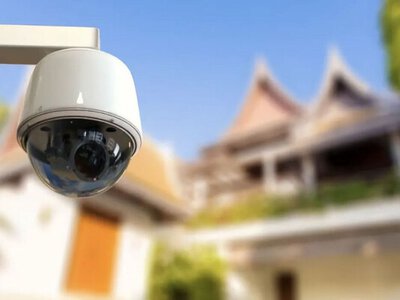 Камера в подъезде стала причиной ссоры: может ли сосед требовать ее демонтажа