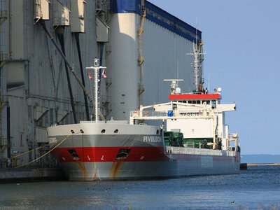 Несмотря на удары россиян, корабли продолжают ходить: Зеленский рассказал о работе украинских портов