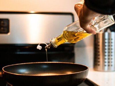 Всего одна хитрость — и масло перестанет брызгать: секрет, о котором знают не все