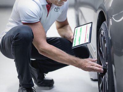 Toyota сама сигналить на ямах: механік відтворив дивну несправність прямо на підйомнику