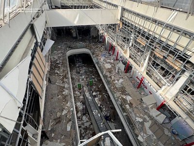 На окраине Днепра россияне разрушили ТРЦ: внутри и рядом возник пожар (фото)