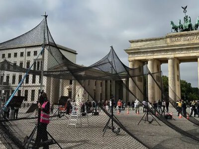 У Бранденбургских ворот в Берлине развернули антидроновую сетку в поддержку украинских городов