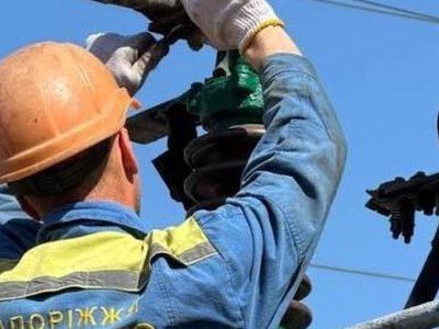 Запорожские энергетики работают под прикрытием военных во время обстрелов