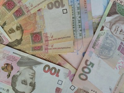 Гривна укрепилась к доллару и евро