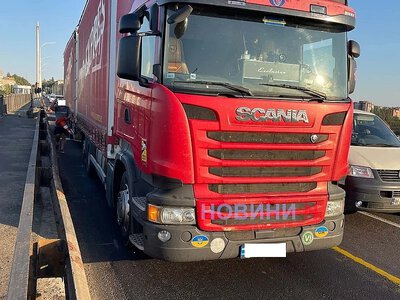 На мосту в Николаеве фура сбила велосипедиста: пострадавшего увезла «скорая», огромная пробка