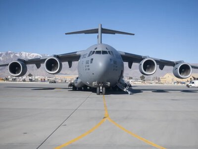 Почему директор ЦРУ прилетел в Москву на C-17, способном перевозить 77 тонн