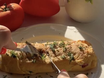 Омлет с тунцем и сыром: сытный завтрак, который готовится в считанные минуты
