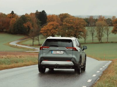Toyota RAV4 против Mazda CX-5, Nissan X-Trail и Honda CR-V: сравнение гибридных кроссоверов