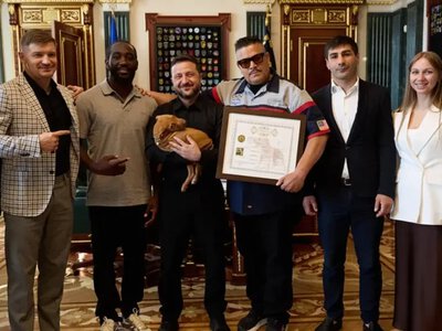 Боксер Кроуфорд посетил Киев и подарил Зеленскому щенка Фрейю, названного в честь системы ПВО