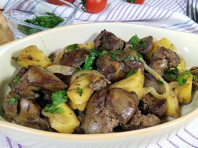 Куряча печінка з картоплею, грибами та овочами: ситна вечеря без сухого субпродукту
