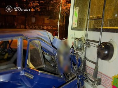 У Запоріжжі легковик врізався у тролейбус: загинули двоє людей (фото)