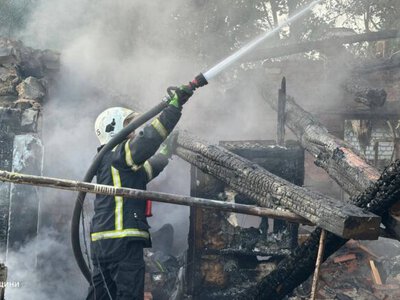 Оккупанты во второй раз за день обстреляли Чернигов: 4 пострадавших, под завалами склада могут находиться люди