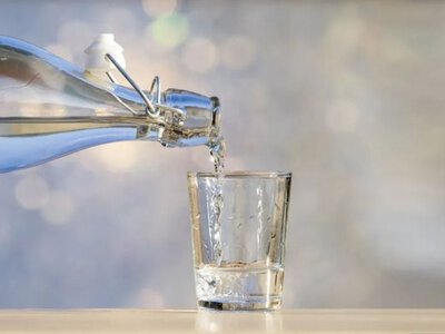 Рекомендации диетологов: почему обычная вода является лучшим напитком для здоровья и фильтрационной функции почек