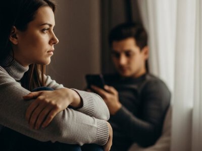 Почему с другими мужчина болтлив, а дома молчит: действенные способы вернуть внимание, теплые разговоры и прикосновения