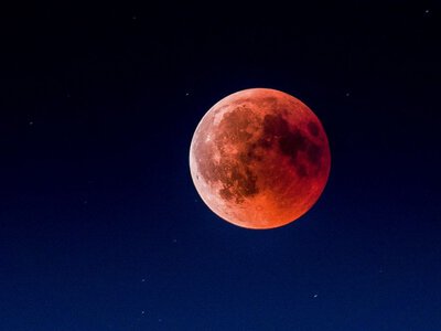Осетровая Луна в земной тени: почему ожидать от лунного затмения в августе