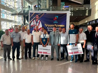 ТУРКЕСТАНЦЫ С ПОЧЕТОМ ВСТРЕТИЛИ ЧЕМПИОНА МИРА