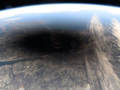 Одне сонячне затемнення побачили із Землі, літака й космосу: NASA показала, наскільки різними були ці ракурси
