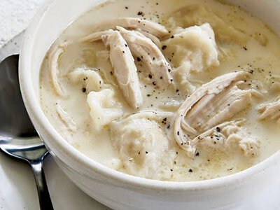 Курка з овочами й галушками: ситна домашня страва, де все запікається разом