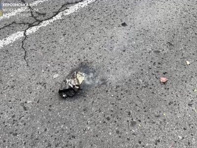 Российский дрон атаковал маршрутку в Херсоне: трое раненых