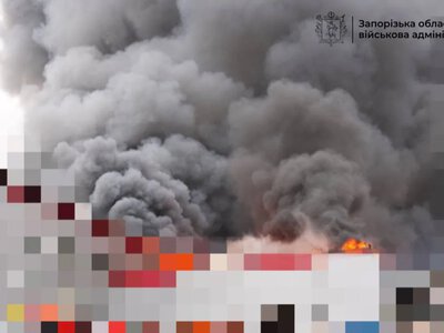россия атаковала предприятие в Запорожье, вспыхнул пожар