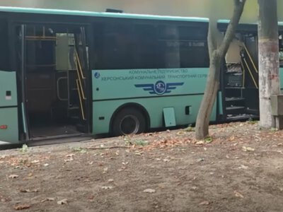 Россияне вновь обстреляли маршрутку в Херсоне: известно о четырёх пострадавших