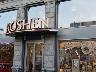Россия уничтожила склад готовой продукции Roshen под Киевом: исчезнут ли сладости с полок