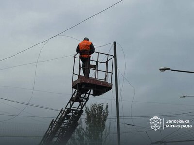 Запоріжжя посилює захист доріг від дронів: над вулицями натягують три шари сітки