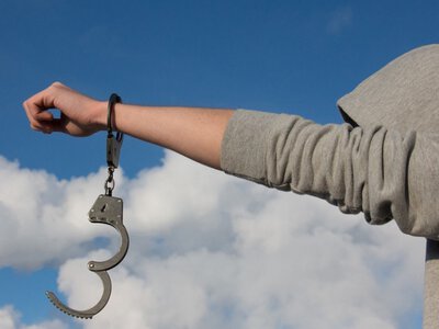  Мужчина справил нужду из окна подъезда в Астане: его арестовали 