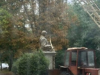 В Одессе демонтировали бюст Мичурина, на который жаловались активисты