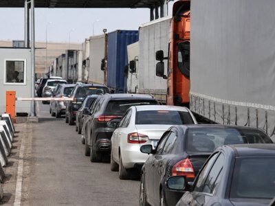  Очереди на границе: Казахстан и Россия договорились ускорить пропуск транспорта 