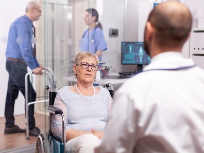 5 болезней, которые пенсионеры могут лечить бесплатно: юрист объяснил, что должно оплачивать государство