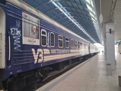 Художественный поезд Укрзализныци отправился в турне по Молдове с выставкой «Мужество нации»