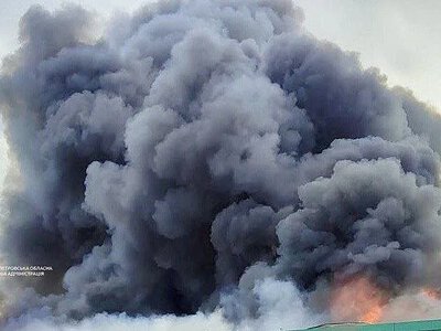 Из-за атаки в Павлограде масштабный пожар: горит супермаркет, пострадали четыре человека (видео)