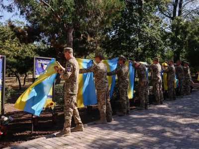 Аллея длиной в 675 подвигов: в Одессе увековечили имена еще 48 защитников