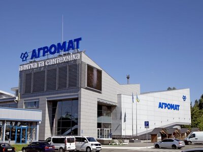 Российская атака повредила склад известного бренда плитки и сантехники под Киевом