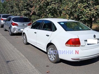 В центре Николаева неизвестный автомобиль врезался в припаркованные машины и скрылся